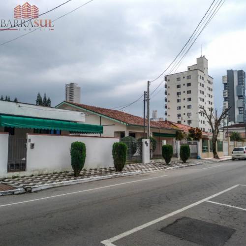 Casa com 02 terrenos Rua 1542