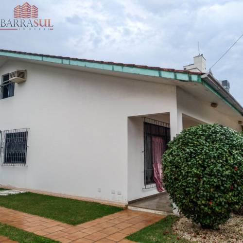 Casa com 02 terrenos Rua 1542