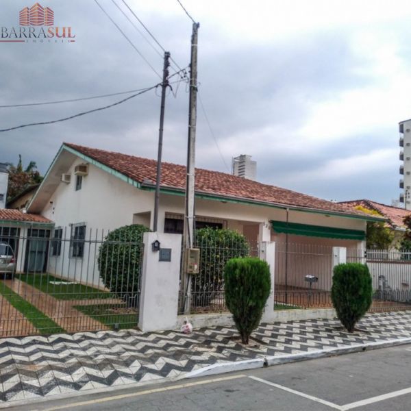 Casa com 02 terrenos Rua 1542