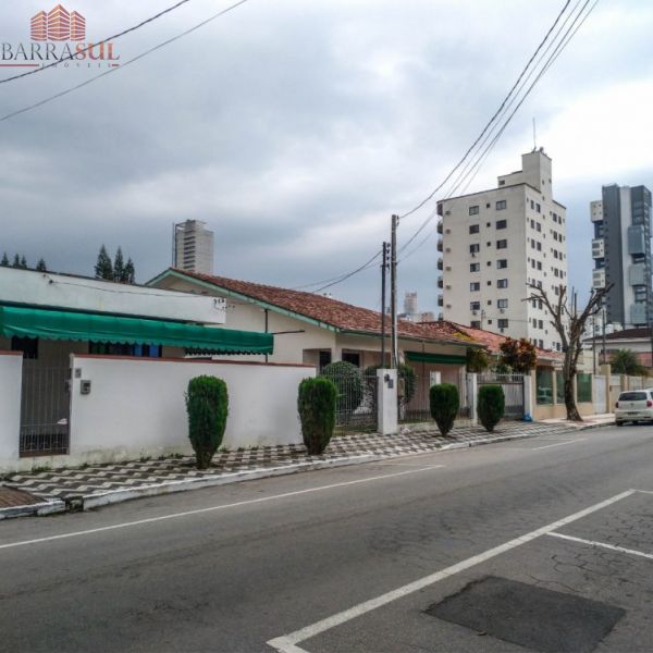 Casa com 02 terrenos Rua 1542