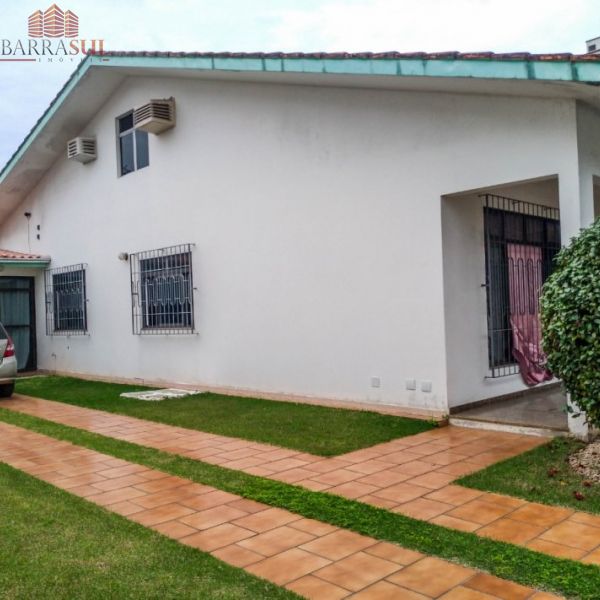 Casa com 02 terrenos Rua 1542