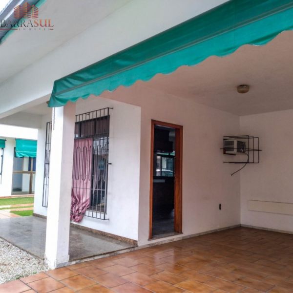 Casa com 02 terrenos Rua 1542