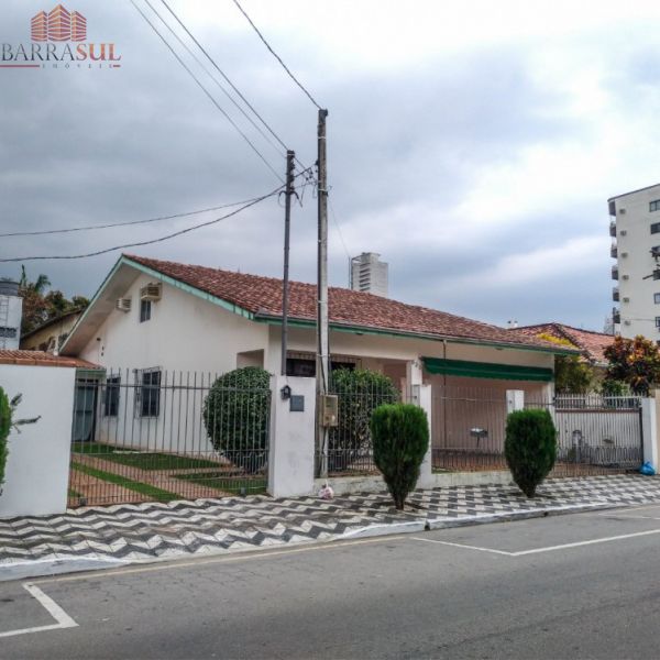Casa com 02 terrenos Rua 1542