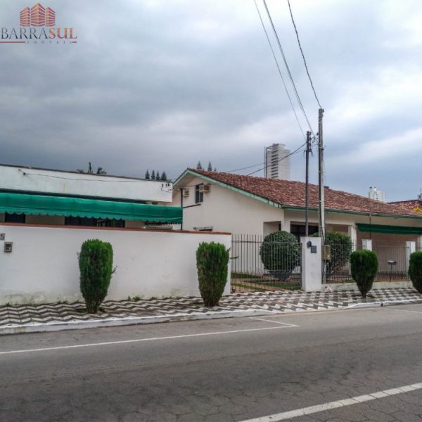 Casa com 02 terrenos Rua 1542