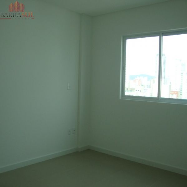 APTO NO CENTRO DE BC C/ 3 SU�TE (SENDO UMA MASTER)