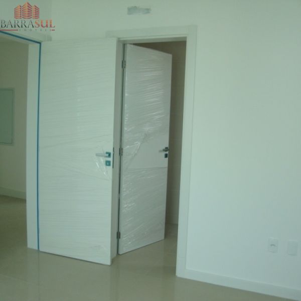 APTO NO CENTRO DE BC C/ 3 SU�TE (SENDO UMA MASTER)