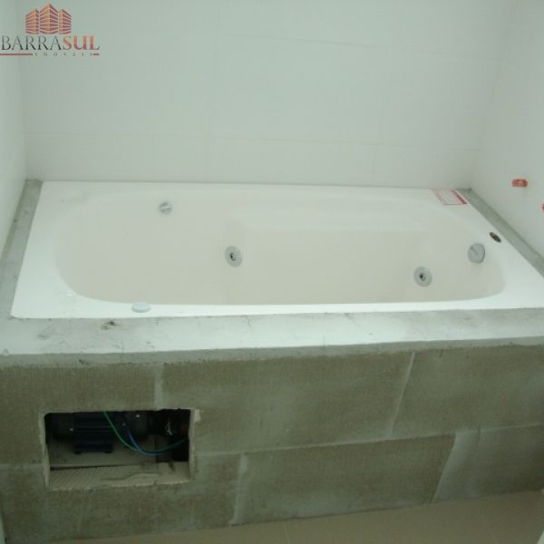 APTO NO CENTRO DE BC C/ 3 SU�TE (SENDO UMA MASTER)