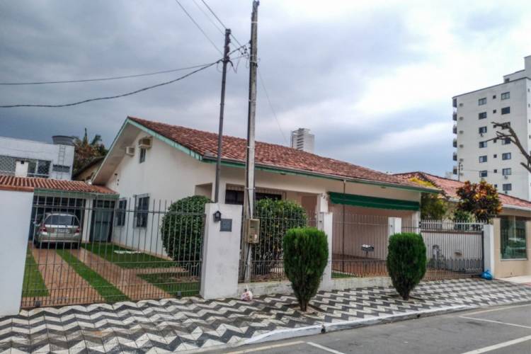 Casa com 02 terrenos Rua 1542